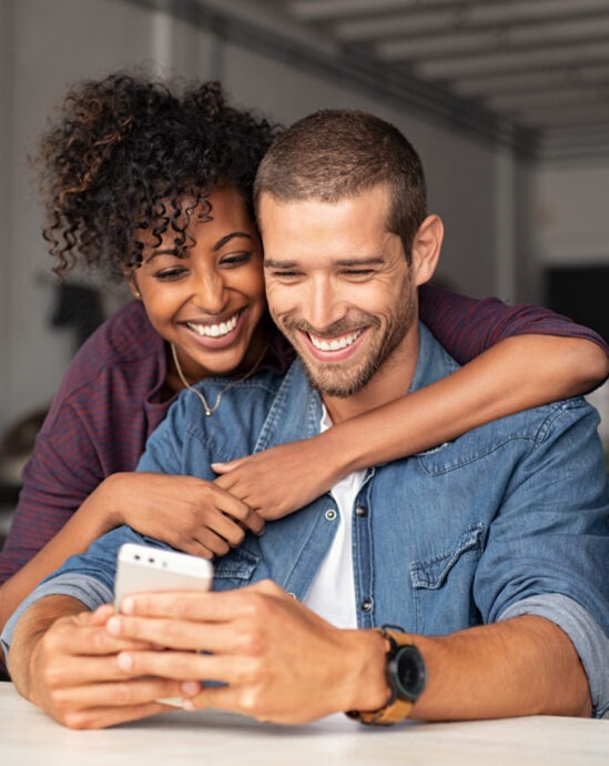 couple heureux telephone