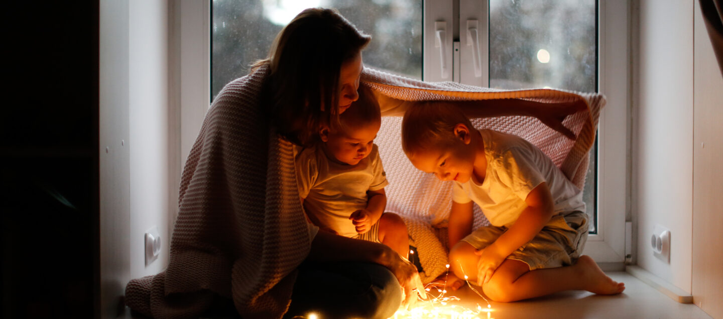 mere et ses enfants sous un drap