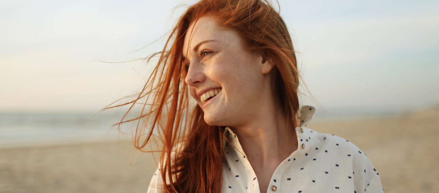 femme rousse souriante