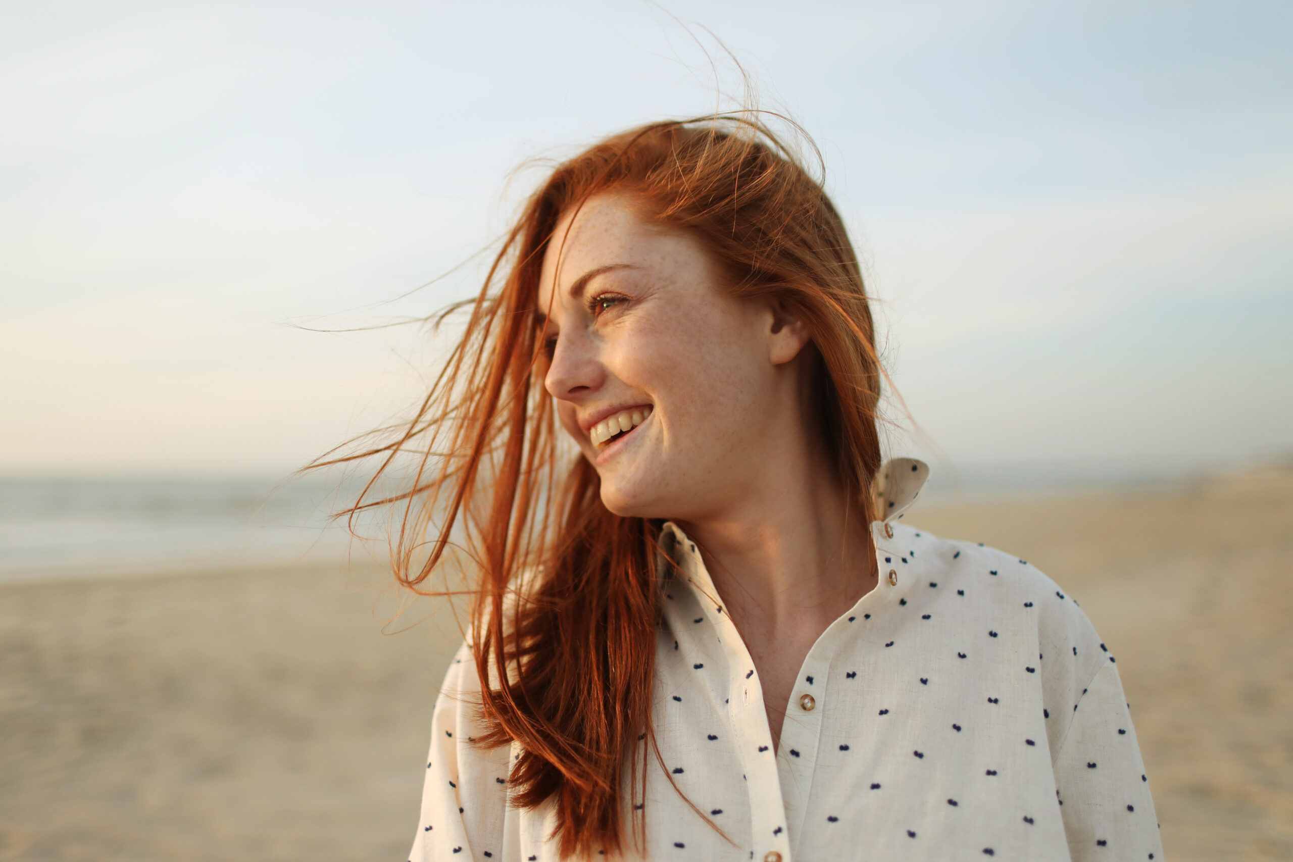 femme rousse souriante