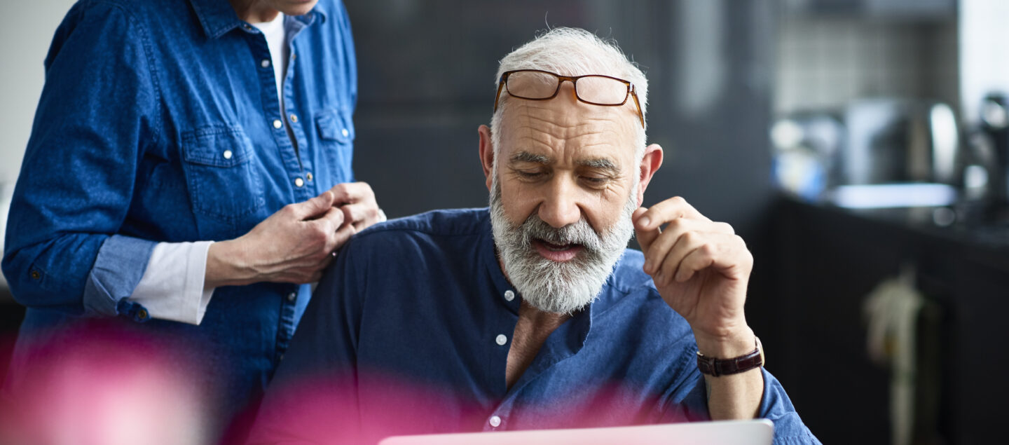 couple senior devant un ordinateur