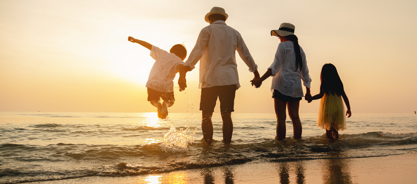 famille sur la plage avec un couché de soleil