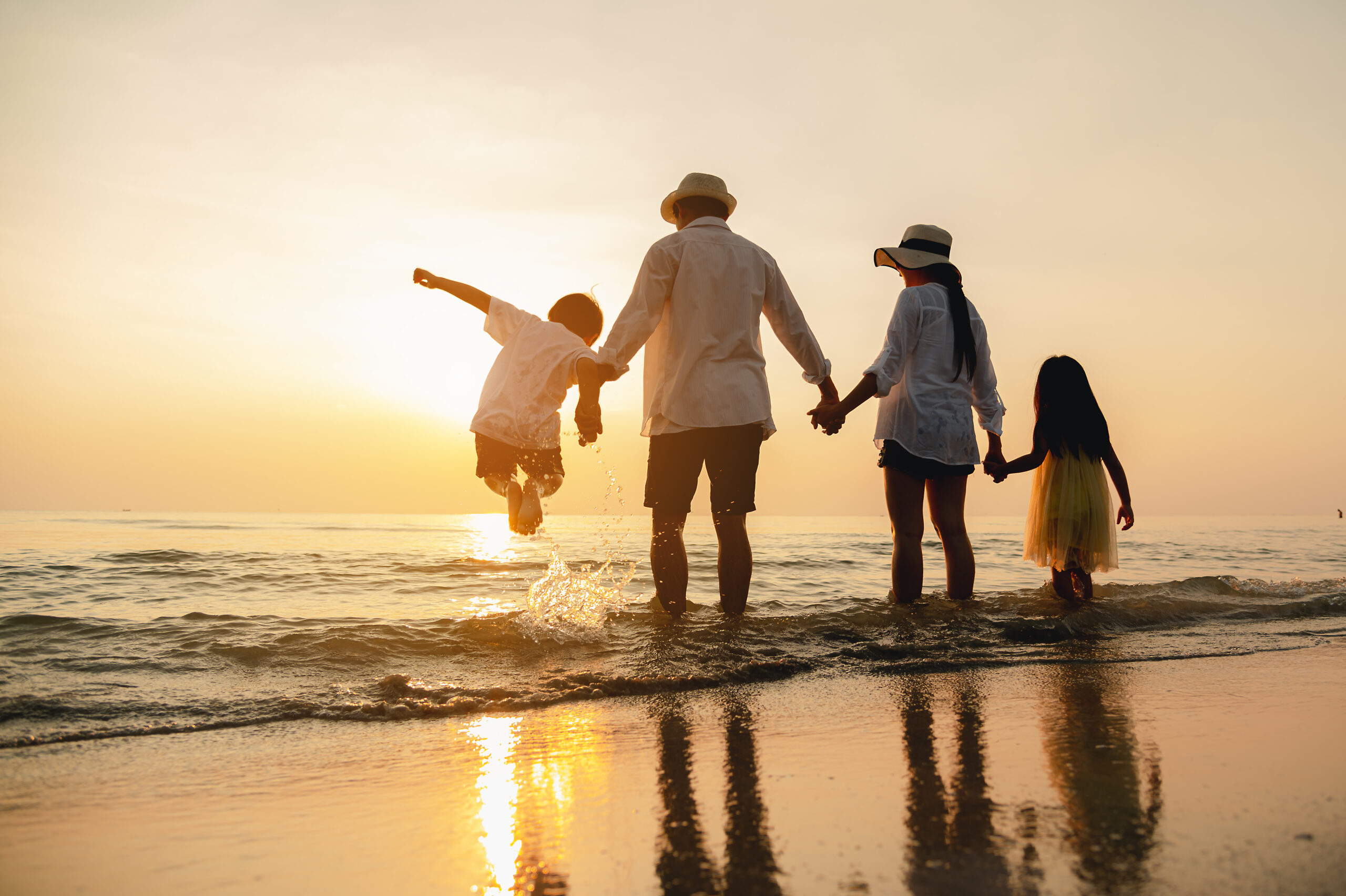 famille sur la plage avec un couché de soleil