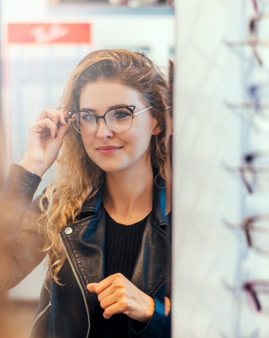 jeune fille chez l'opticien