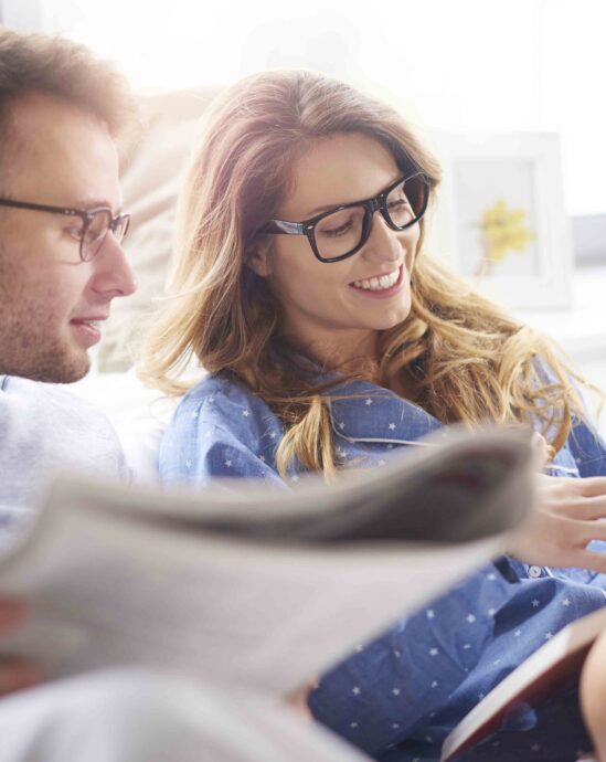 couple qui regarde un magazine