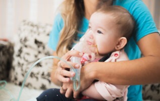 bébé avec un masque