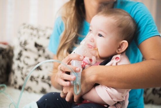 bébé avec un masque