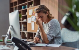 femme en burn out fàace à son PC