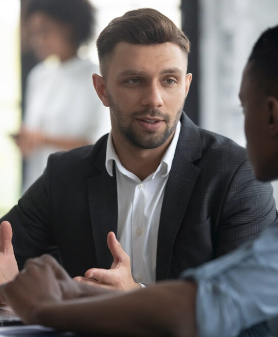 homme qui discute affaire