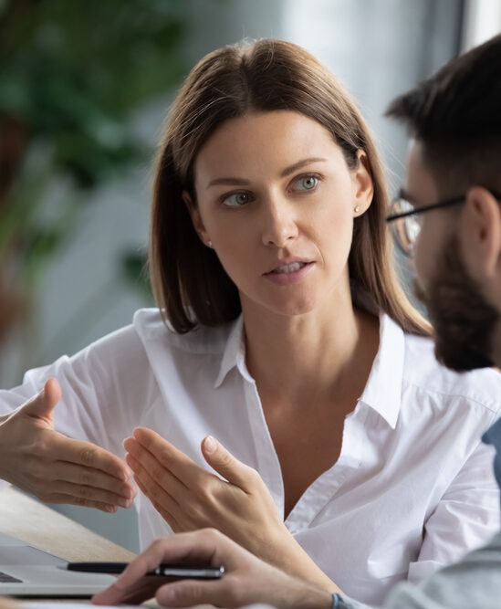 femme d'affaire qui discute avec un homme