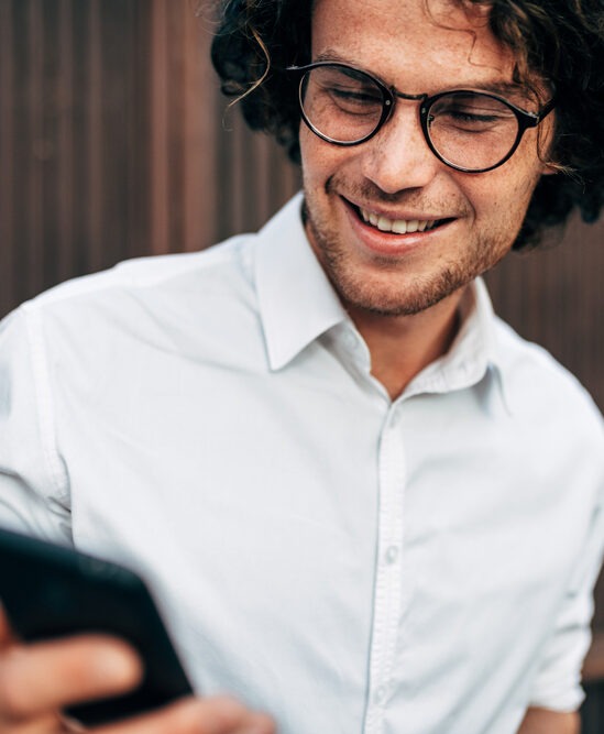 jeune homme sur son telephone