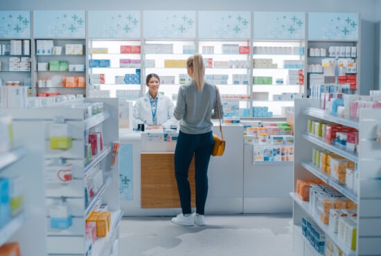femme dans une pharmacie