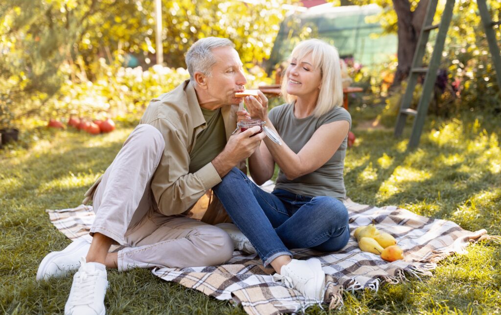 couple senior heureux en pique nique 