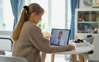 femme devant son PC