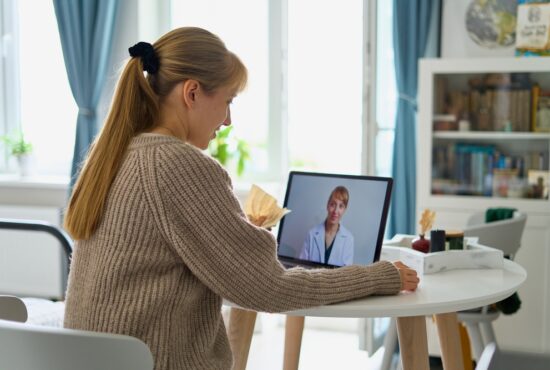 femme devant son PC