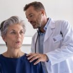 femme à l'hôpital avec un médecin