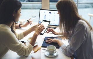 femmes devant PC