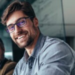 groupe qui travail dans un bureau