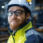 homme avec un casque dans un entrepôt