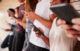 groupe de personnes avec smartphones