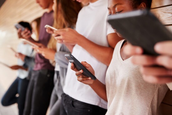 groupe de personnes avec smartphones