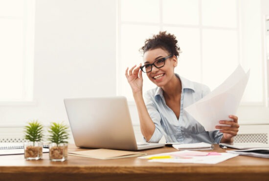 femme avec lunettes devant son PC