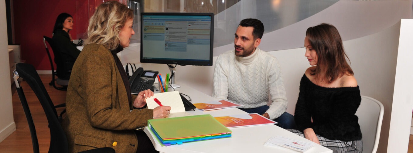 deux personnes dans l'agence france mutuelle avec une conseillère