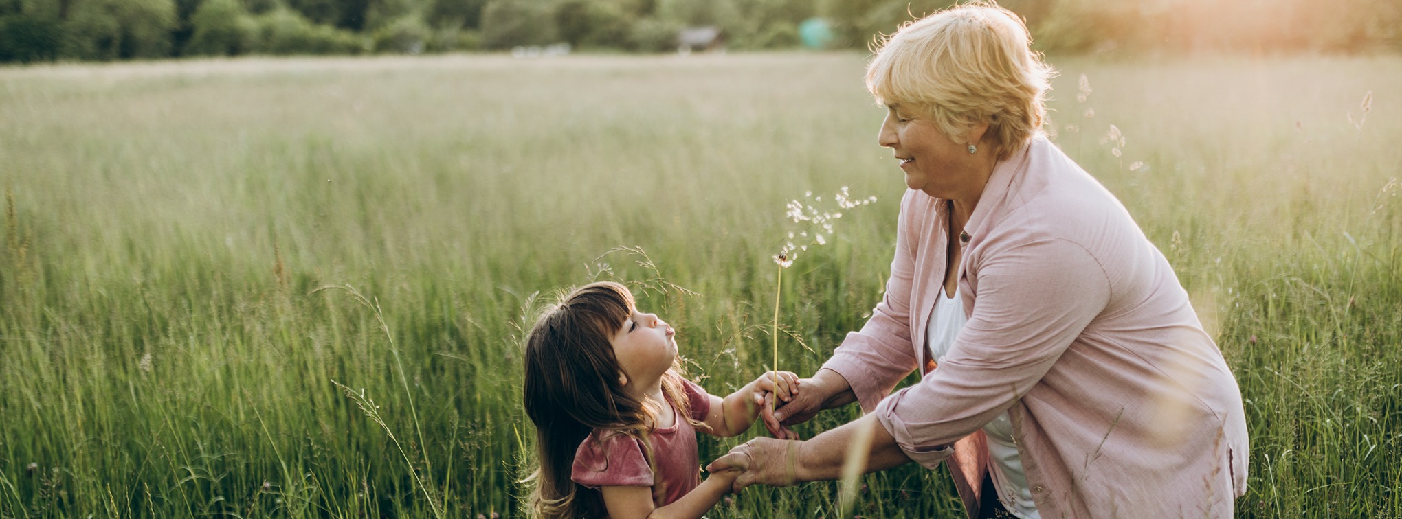 Grand-mere avec sa petite fille dans un champs