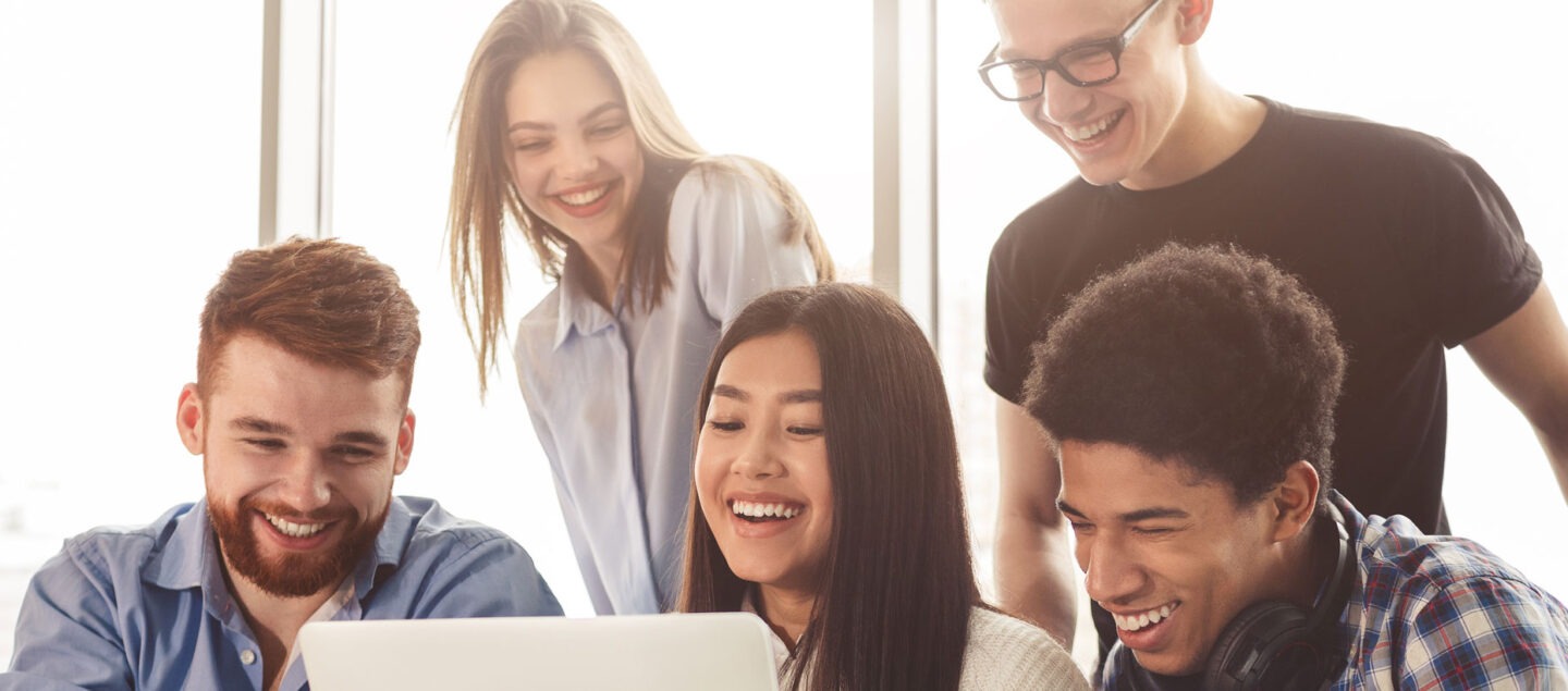 groupe d'étudiants devant un ordinateur