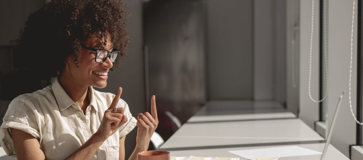 FEMME AU BUREAU DEVANT SON ORDINATEUR