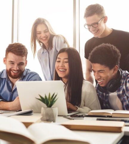 etudiants devant un ordinateur