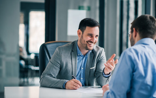 deux directeurs souriant en pleine discutions