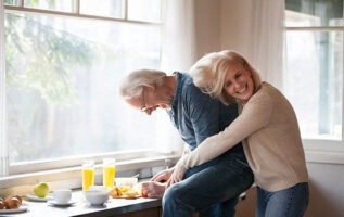 couple senior enlacé