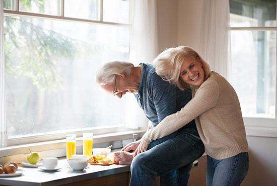 couple senior enlacé