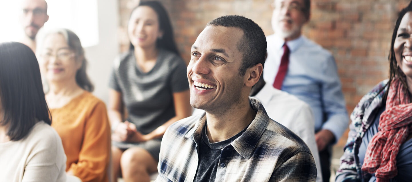 groupe de personnes assis pour une formation