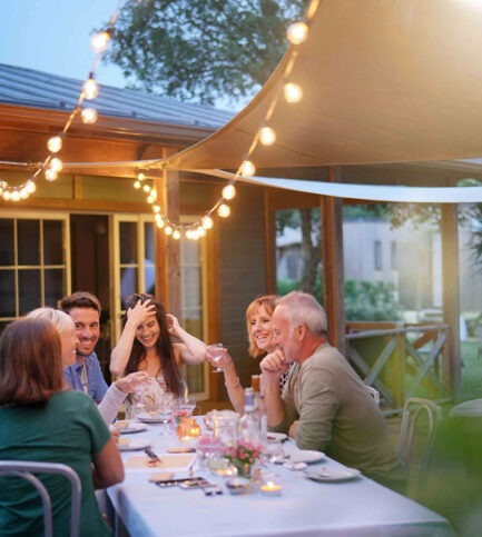 repas de famille dans le jardin