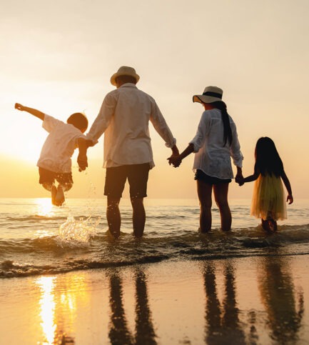 famille au bord de la mer