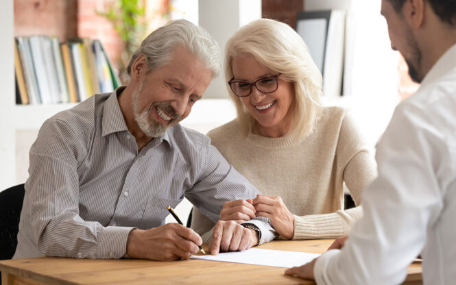 couple heureux signant un document