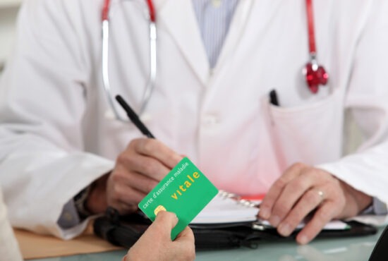 Patient présentant sa carte vitale au médecin