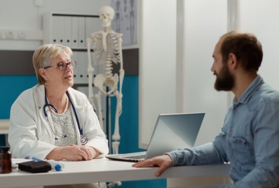 Femme médecin échangeant avec patient homme