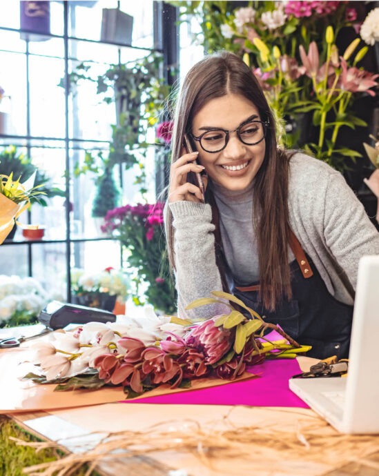 femme dans son atelier au telephone