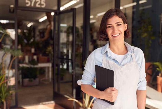 femme dans son entreprise qui sourit