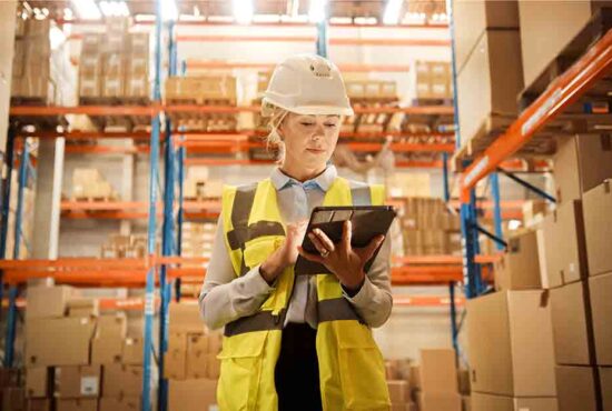 femme-avec-caque à l'usine