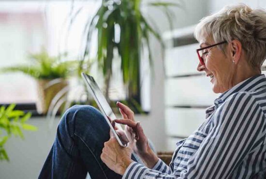 femme senior qui regarde sa tablette