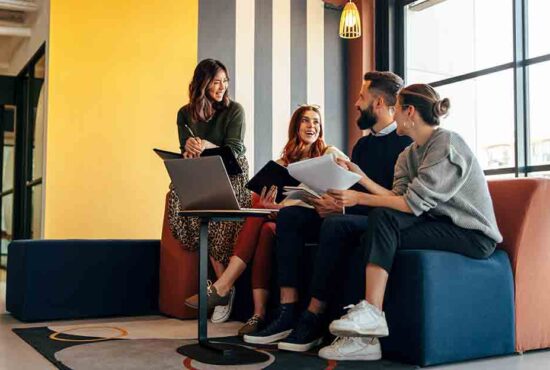 groupe de personne heureux au travail