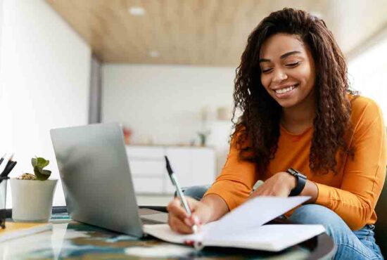 jeune femme qui étudie