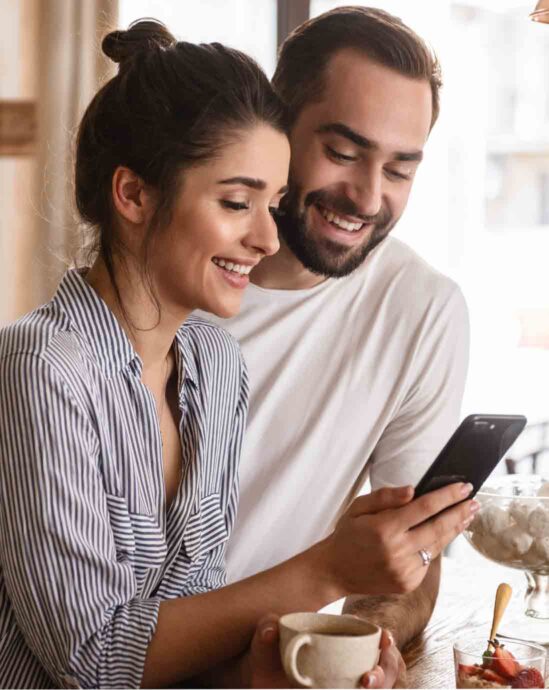 Couple heureux avec un telephone