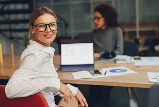 femme au travail devant son ordinateur