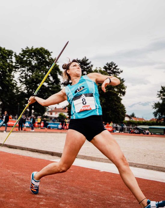 MARGAUX NICOLLIN avec un javelot en compétition