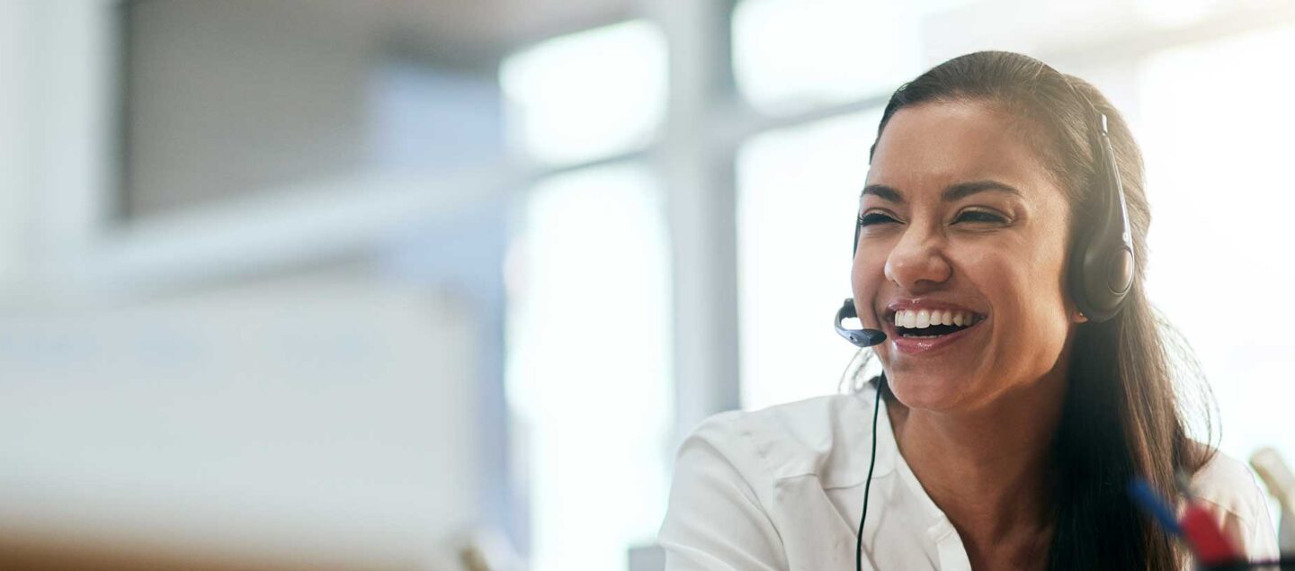 femme souriante au téléphone dans un centre d'appel